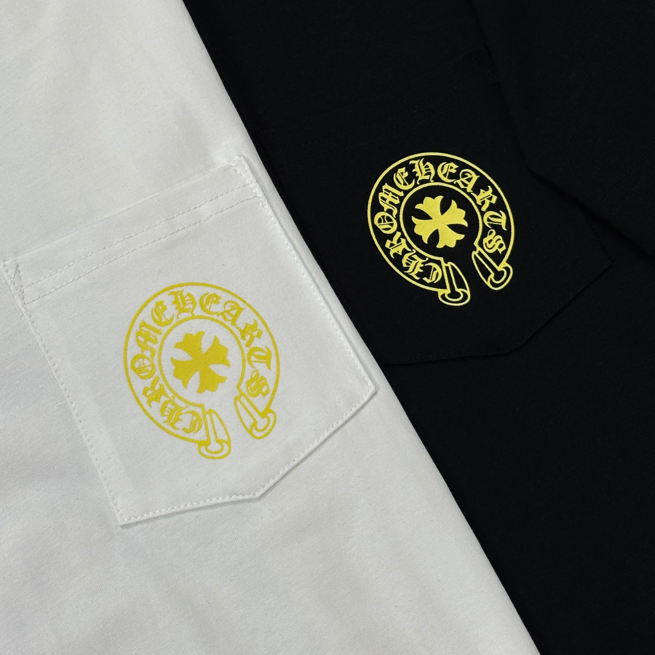P170 Chrome Hearts Chrome Hearts 25 high-end versions. The fabric is made of 300 grams of high-density pure cotton. It does not deform or shrink. It has three labels. It is the same style for men and women. Technology: Digital printing. Color: White. Black. SIZE: S-XL.
